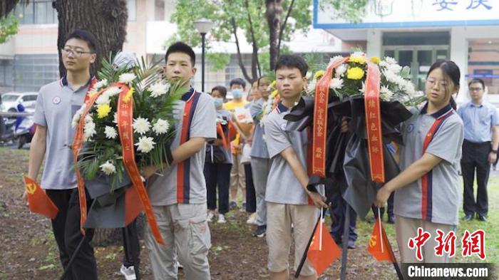 青少年代表向陈延年烈士雕像敬献花篮　共青团安庆市委员会供图