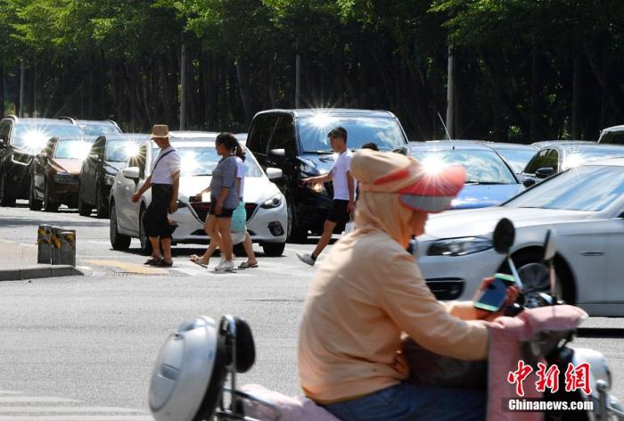 7月27日，福州市民在烈日下出行。张斌 摄