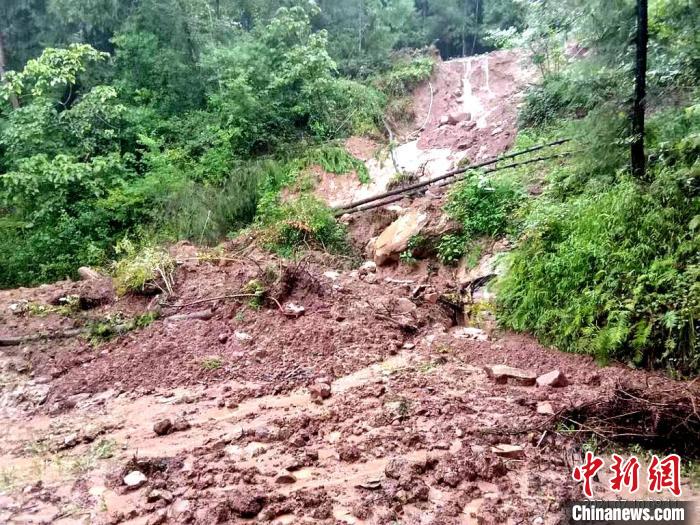 强降雨引发泥石流灾害，导致乡村公路受阻。　巴中应急局供图