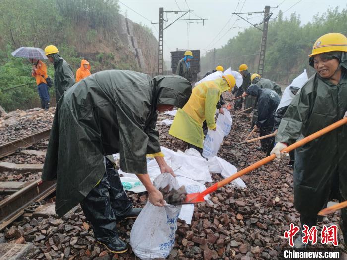 图为陇海铁路巩义附近区段抢险现场。　郑轩 摄