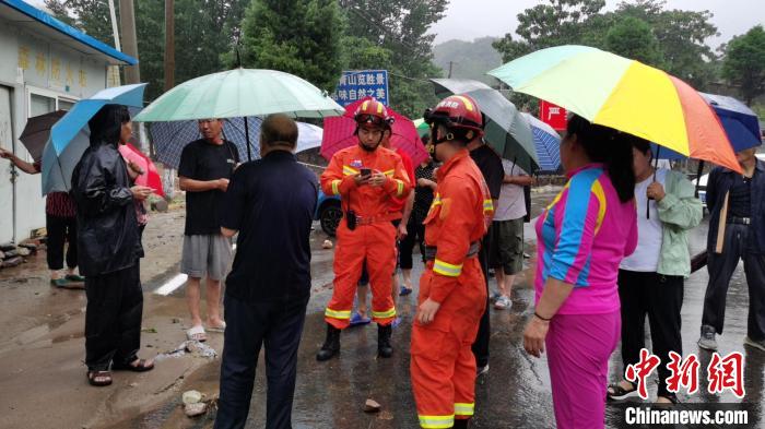 济源市思礼镇九里沟，消防官兵向当地群众了解人员被困情况。　图片来源：济源市消防救援支队 摄