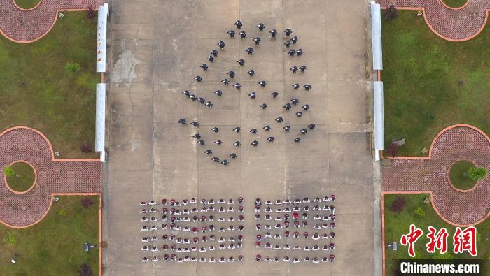 图为亚东出入境边防检查站联合亚东县中学开展庆祝党的100年生日活动。　李锦辉 摄