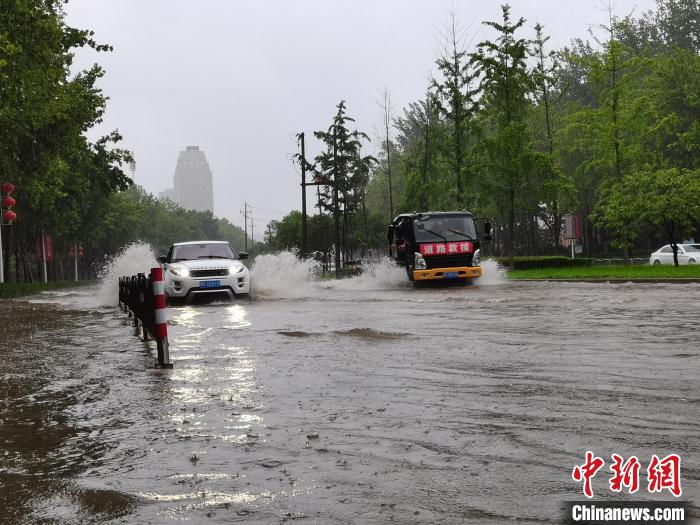 图为车辆经过郑州市区文化路的一处积水点。　李贵刚 摄