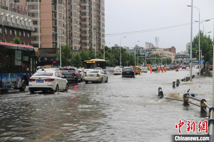 合肥市清溪路与青阳路交口东侧路段积水。　张俊　摄