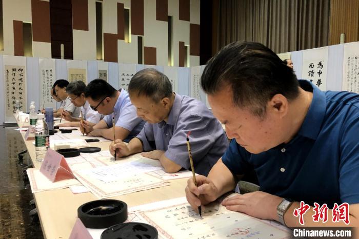 图为老教授们正在毛笔手写录取通知书。　陕西师范大学 供图