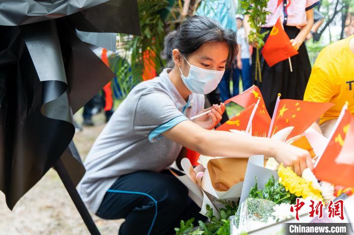 青少年献花。　共青团安庆市委员会供图