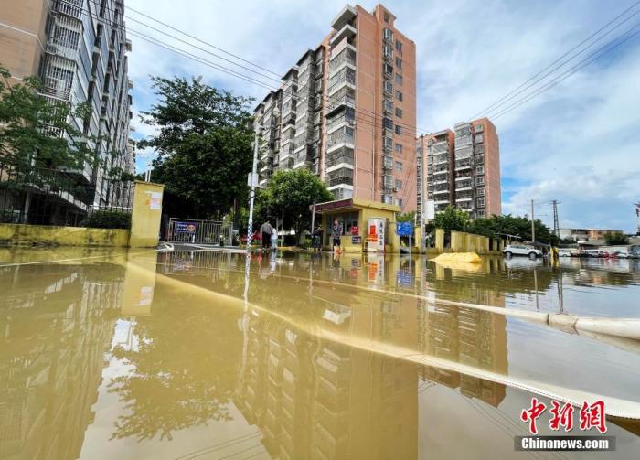 8月7日，福建省福州市闽侯县上街镇一处小区正在进行排水作业。中新社记者 张斌 摄