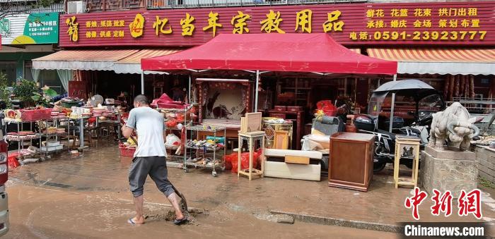 8月7日，福州市闽侯县南屿镇忠观村，第9号台风“卢碧”肆虐过后村民自救。　郑花 摄