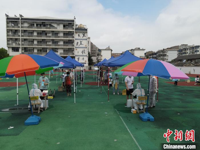 市民有序排队，等待核酸检测。　孟德龙 摄