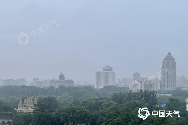 今天早晨，北京海淀区有雾，能见度下降。

