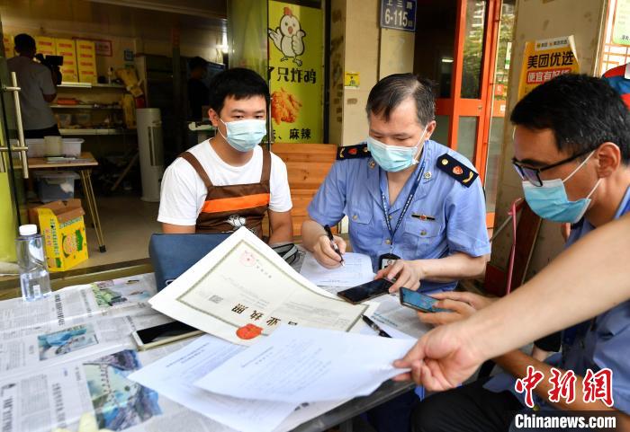 目前，该餐饮店已被福州市市场监督管理局执法人员立案查处。　吕明 摄