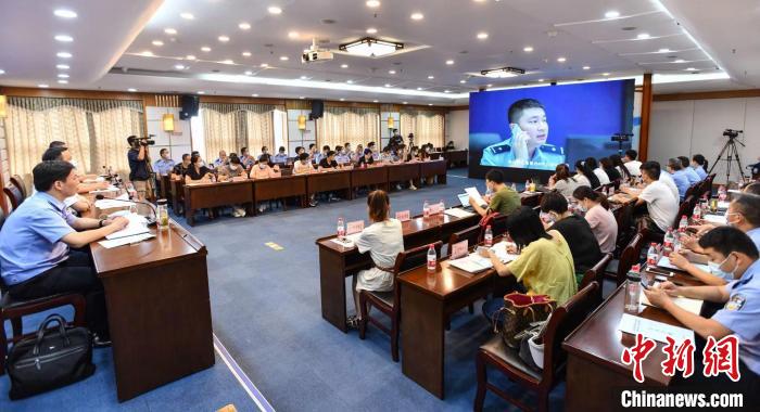 浙江省公安厅推行电子居住证暨绍兴市试点工作新闻发布会现场 杨泉 摄