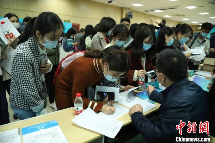 盐城市名校优生“汇盐行动”进校园宣讲后大学生们登记报名。　盐城市委宣传部供图