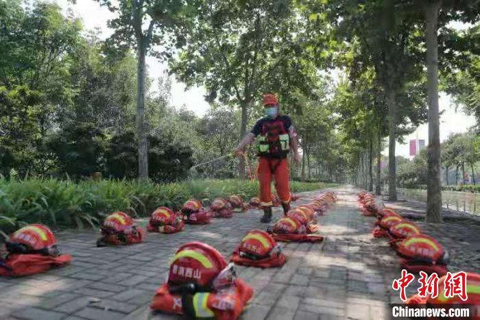 即便一线救援，防疫消杀工作也要跟进。　陆祁国 摄