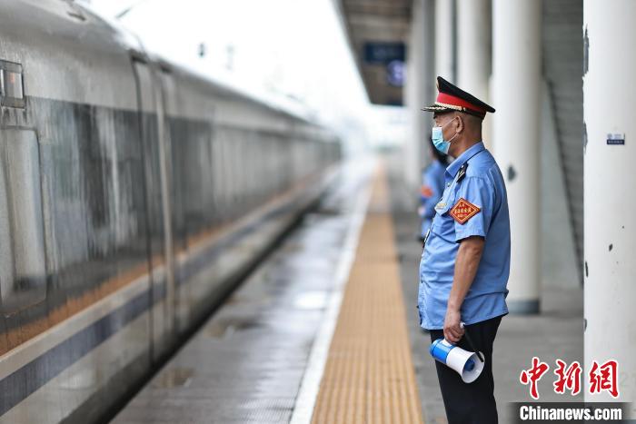 刘涛在站台上候车。　苏志刚 摄