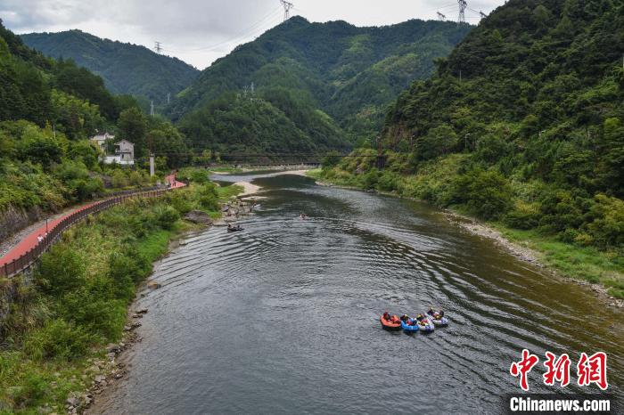 浙江景宁大均乡催生水域救援培训产业。　范宇斌 摄