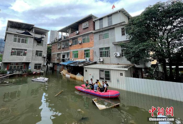 8月7日，救援人员用橡皮艇将福建省福州市闽侯县上街镇的受困民众转移到安全区域。福建全力防范今年第9号台风“卢碧”带来的超强降水。据福建省防汛办7日通报，截至7日6时，转移89590人次，因防汛排险失踪1人；部分城乡低洼地带出现积水内涝，各主要江河水位均在警戒水位以下。 中新社记者 张斌 摄