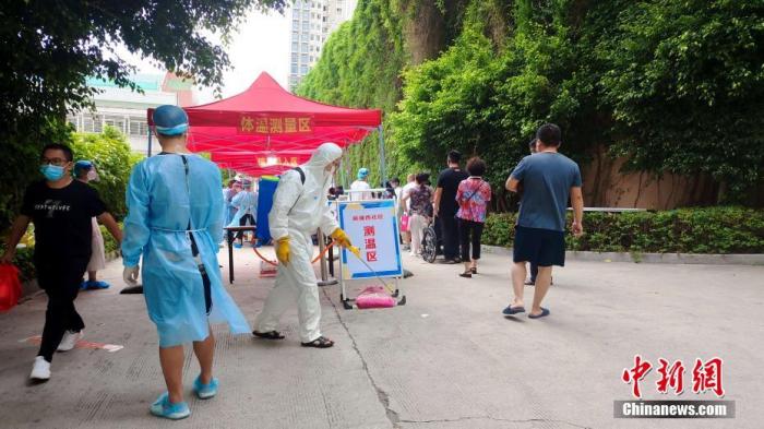 7月31日，厦门医护人员在社区核酸检测点进行消毒作业。厦门市30日发现境外输入关联新冠病毒核酸检测阳性、思明区莲前街道源泉山庄A区因此被列为中风险地区。厦门全市上下展开与病毒的赛跑，争分夺秒防控疫情。 中新社记者 杨伏山 摄 　