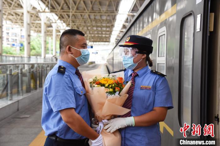 汪玉龙在站台上为妻子邓娇送花 贵阳客运段供图