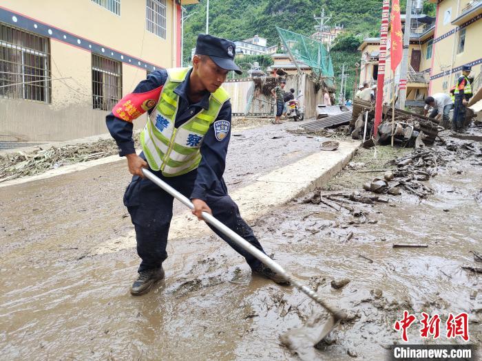 图为民辅警疏通道路。　怒江边境管理支队供图