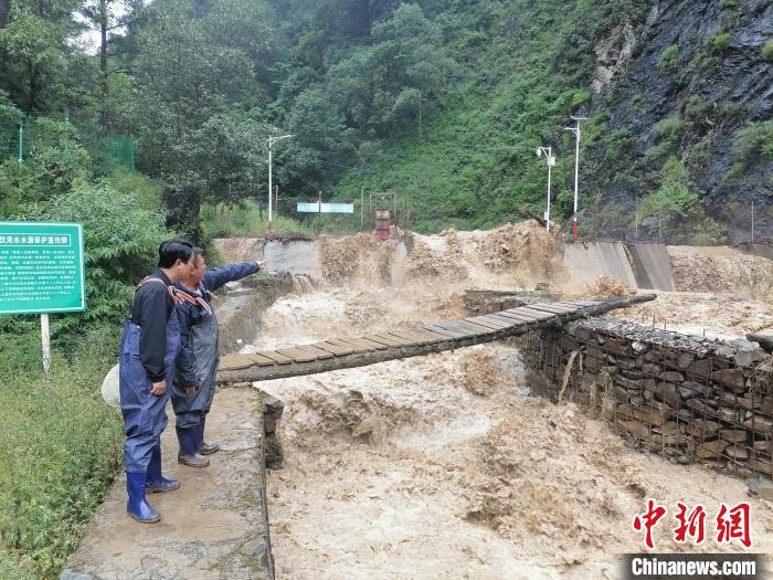 凉山州木里县鲁珠沟上游水源保护区突降暴雨，发生泥石流灾害，应急管理部门现场开展核灾工作。　四川应急提供