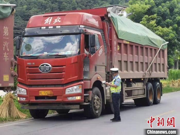 广西崇左市交警正在检查大货车。　警方供图