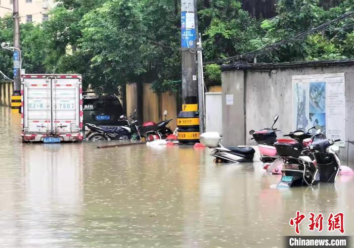 图为暴雨致路段积水严重，车辆“泡”在水中。　林榕生 摄