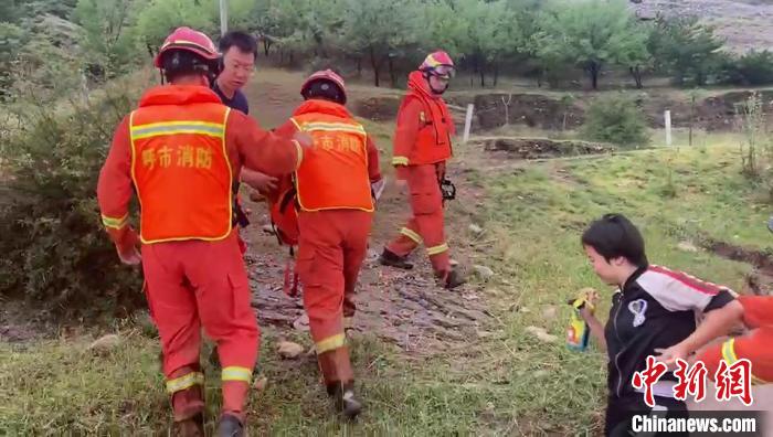 图为消防员解救被困群众。　土左旗敕勒川大街消防救援站供图