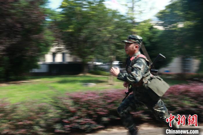 吴树祥和战术背心 武警绍兴支队供图