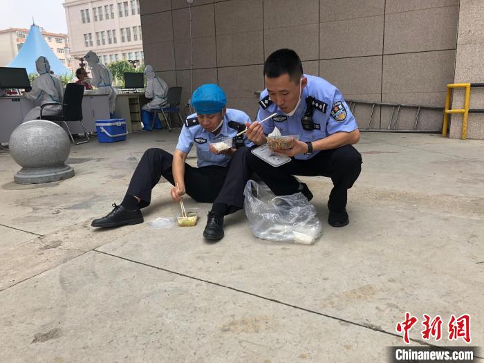 图为民警在执勤现场吃午饭。　张扩 摄