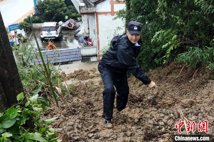 8月22日安康铁路公安处汉阴站派出所民警在泥泞中跋涉。　安康铁路公安处供图