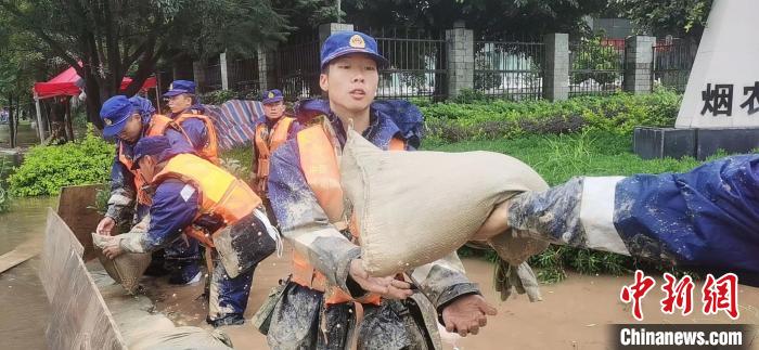 图为森林消防在现场展开救援。　李恺伦 摄