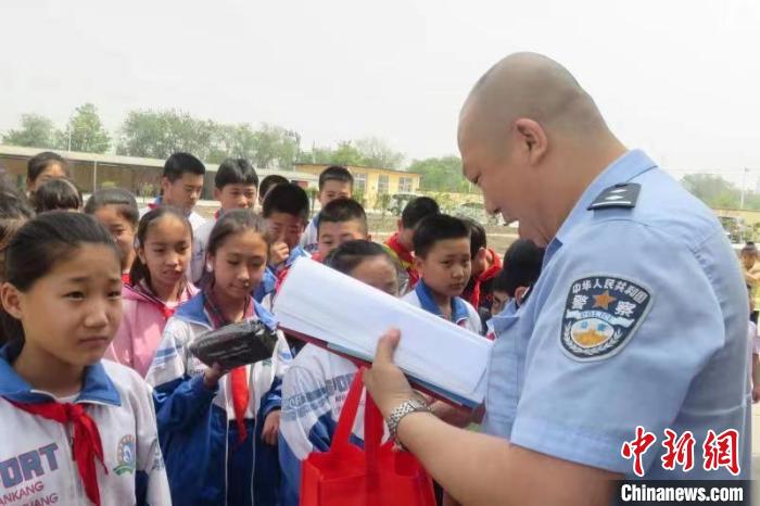 北京铁路公安局天津公安处滨海西站派出所青年民警吴海英(右) 北京铁路公安局供图