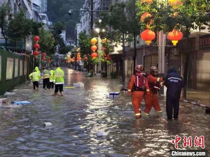 镇坪县抢险救灾和灾后重建工作正在有序进行。　镇坪县官方供图