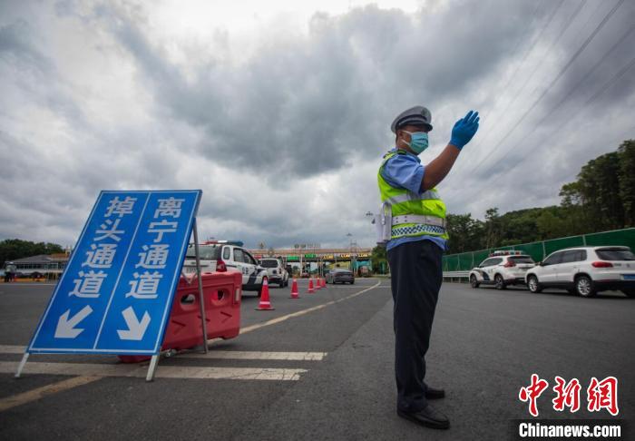 疫情发生以来，江苏严格管控离宁、离扬、离省通道，防止疫情外溢。　泱波 摄