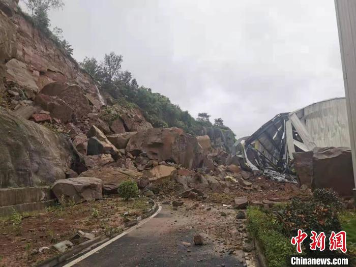 山体垮塌现场。　四川应急供图