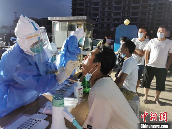 图为8月1日凌晨，医护人员彻夜为郑州市民做核酸检测。(资料图) 董楠峰 摄