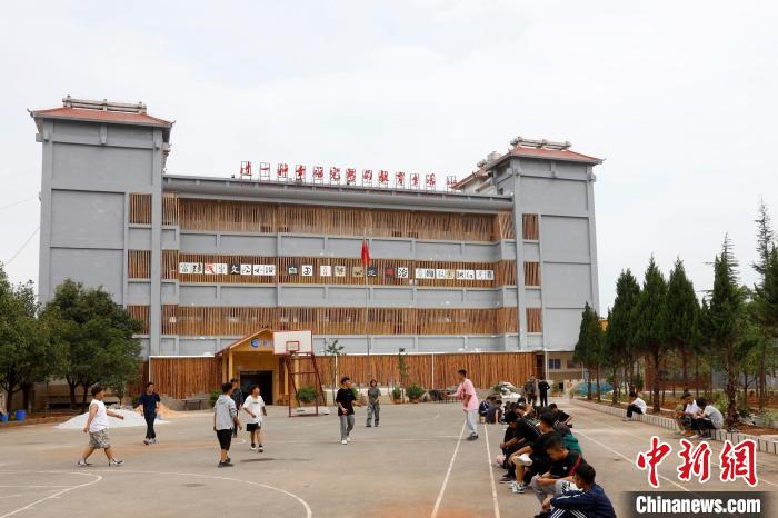 图为学生在丑小鸭中学新校区休息、娱乐。