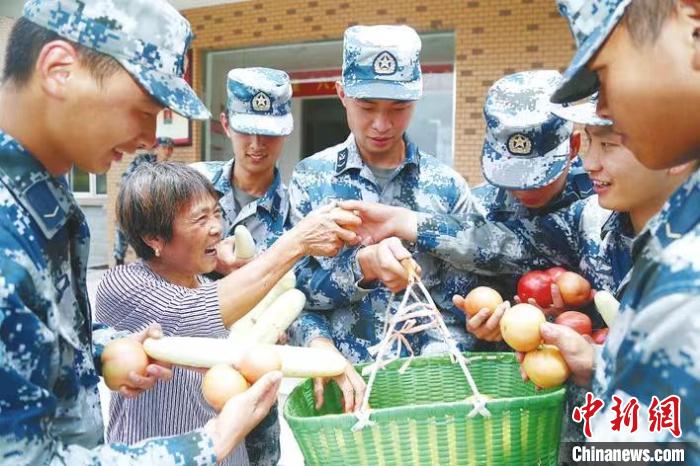 叶美英为官兵送菜(资料图) 雷蕾 摄