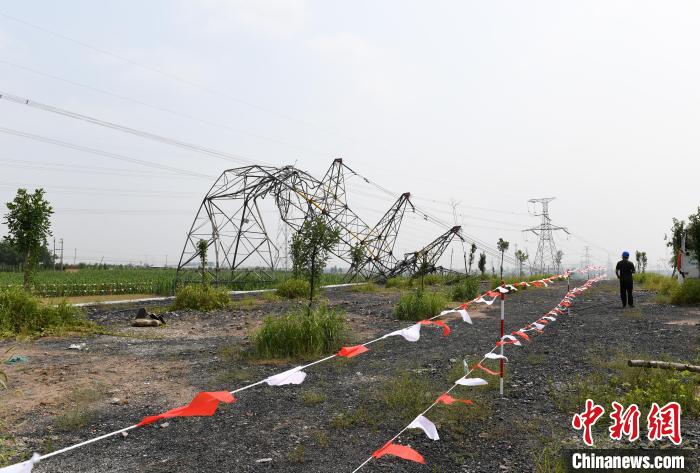 高压线塔被吹倒后，当地紧急拉起警戒线。　钱磊 摄