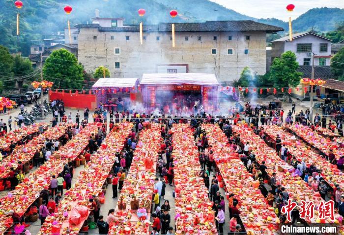 “中国世界遗产地摄影大展”作品：《客家做大福》。　鲍传远 摄