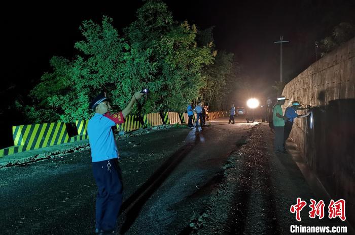 8月23日凌晨安康铁路公安处西乡站派出所民警配合工务部门对倾斜护坡处进行检查。　安康铁路公安处供图