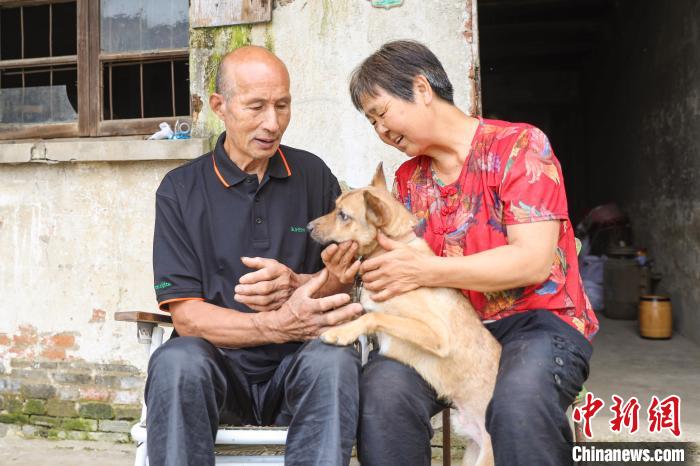 晋红妹陪陈林宝聊天 陆志鹏 摄