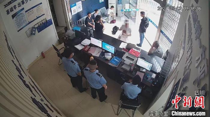 报案人报案时监控视频截图。　四川省公安厅供图