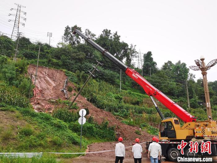 雅安暴雨造成部分地方电力设施受损，抢险作业正在进行。　廖琪 摄