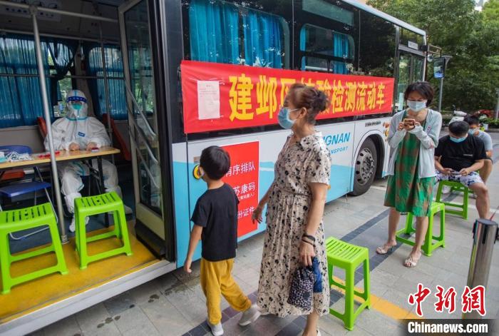 南京居民正在排队等候核酸检测，8日该市将结束第三轮全市全员核酸检测。　泱波 摄