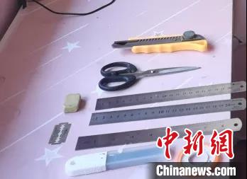 警方查获的变造人民币所使用的工具。　南明警方供图