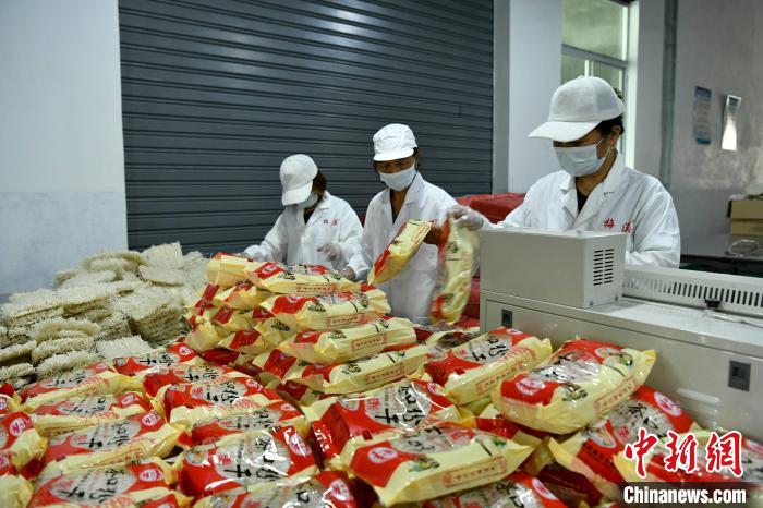 福建省茶粉粉干有限公司的工人包装成品。　蒋祖德 摄