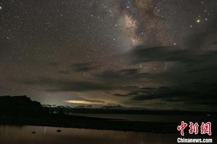 图为8月26日晚，纳木错北岸湖边的星空。　江飞波 摄