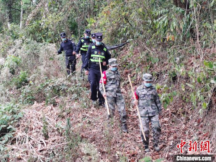 图为民警进行巡逻。　畹町边检站供图